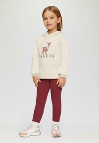 Felpa crema con grafica di un cervo, abbinata a leggings borgogna. L'outfit è realizzato in un tessuto morbido e presenta una vestibilità rilassata, adatta per i bambini.