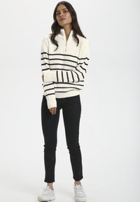 Kaffe LIOA ZIPPER  - Strickpullover - chalk/black