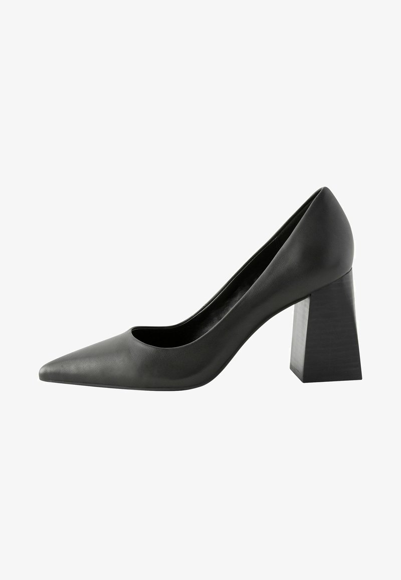 Escarpin en cuir noir avec un bout pointu et un talon rectangulaire épais. Texture lisse avec un design de décolleté bas.