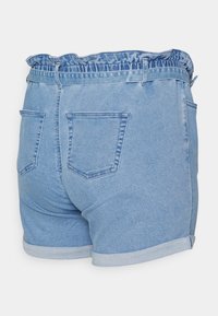 Bermudas de ganga com um tom azul claro, apresentando um cós elástico franzido e bainha enrolada. Inclui dois bolsos traseiros, textura suave.