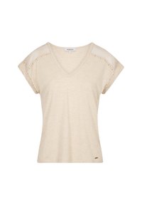 Camiseta beige de manga corta con escote en V, confeccionada en material suave, con tachuelas decorativas a lo largo de las costuras de los hombros y un acabado texturizado sutil.