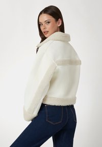 Guess Talvitakki - weiß