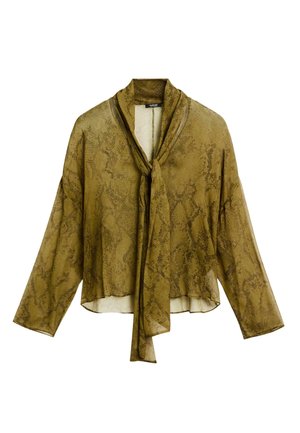 Blouse vert olive en tissu léger et transparent avec un motif serpent. Dotée d'un nœud à l'avant et de manches larges et longues.