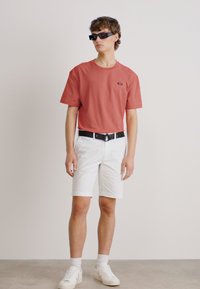 Calvin Klein MODERN SLIM BELT - Rövidnadrágok - weiss