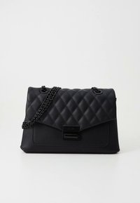 Sort quiltet håndveske med metallkjede, rektangulær form, glatte lærdetaljer og en låsedetalj foran.