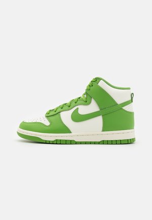 Zöld és fehér, magas szárú sneaker, bőrből készült, perforált orrész és párnázott boka. Zöld díszítésekkel és texturált talppal rendelkezik.