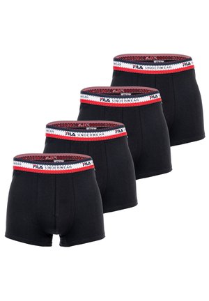 Vier schwarze Herrenboxershorts mit rot-weiß-schwarzen FILA-Logobündchen, angeordnet in einer versetzten Reihe.