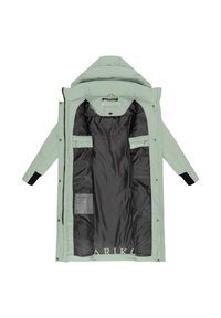 Parka acolchada en verde claro con capucha, cierre de cremallera y interior negro. Cuenta con dos bolsillos internos y puños acanalados para mayor comodidad.