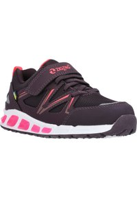 Schwarzer Sportschuh mit pinken Akzenten, mit einem Klettverschluss ausgestattet, aus einem Mesh-Obermaterial und einer gepolsterten Sohle mit pinken Details. Strukturierte Oberfläche und robustes Design.