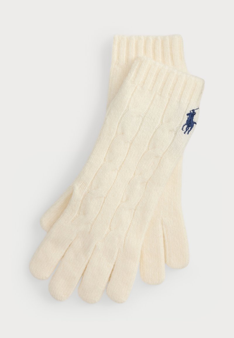 Luvas de malha em creme com padrão de trança; apresenta punho canelado e logótipo bordado azul no pulso. Material suave e texturizado.