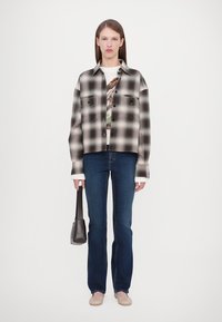 CLOSED CROPPED FRONT OVERSIZED SHIRT - Košilová halenka  - dark raisin red