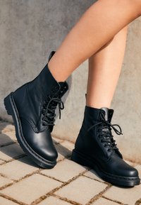 Dr. Martens Bottines à lacets - black