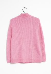 Vaaleanpunainen neuleyhdistelmä korkealla kauluksella, ribbitekstuuri ja sivuhaarat. Mustasta koukusta ripustettuna se esittelee pehmeää ja mukavaa ulkonäköä.