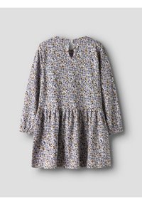 Langermet blomsterkjole i lys lilla med en innsvingt skjørt, knappelukking bak, og et mønster av flerfargede blomster.