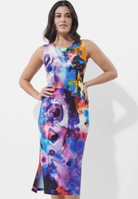 Farbenfrohes, ärmelloses Kleid mit einem Verlauf aus blauem, orangefarbenem, pinkem und lila abstraktem Muster; körperbetonte Form mit einem seitlichen Schlitz.