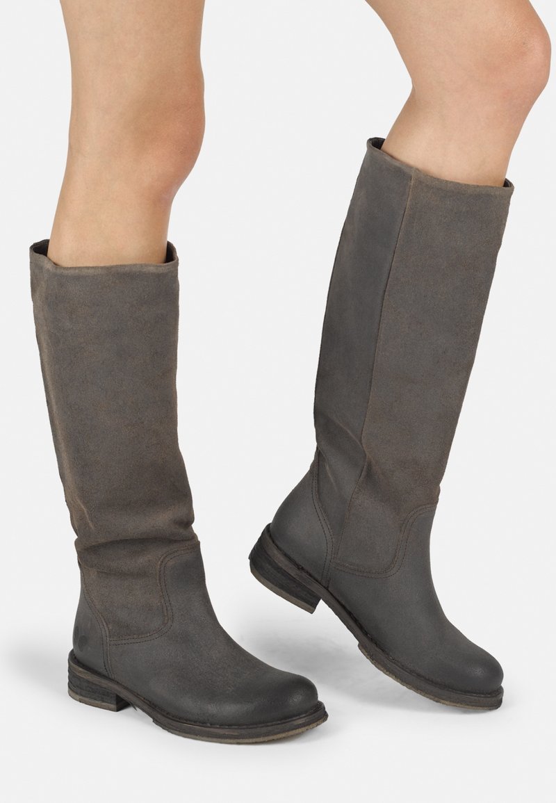 Botas altas de ante gris con un diseño ligeramente holgado, punteras redondeadas y tacones bajos apilados, que muestran detalles de costura visibles.