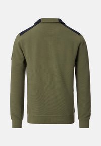 Olivengrüner Pullover mit langen Ärmeln, gerippten Bündchen und Saum, schwarzen Schulterpatches und einem Patch am oberen linken Ärmel, von hinten gezeigt.
