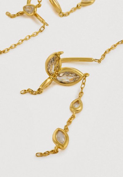 Halskæde i guldmetal med klare ædelstene i pære- og dråbeform, med sammenkædede led og en dekorativ central vedhæng.