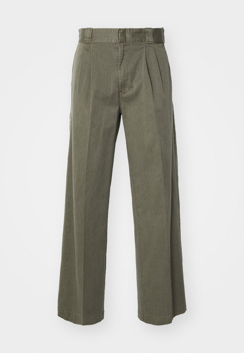 Olivgrüne Hose mit einem lockeren, weit geschnittenen Design und vorderen Falten. Hergestellt aus strukturiertem Stoff mit einem normalen Bund und ohne sichtbare Beschläge.