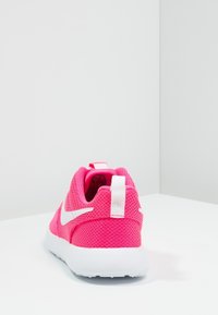Nike Sportswear ROSHE ONE - Tenisky - hyper pink/white