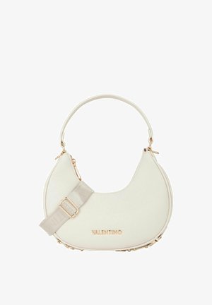 Weiße, halbmondförmige Valentino-Handtasche mit goldenem Logo, kurzem Griff und verstellbarem Stoff-Schulterriemen mit goldener Schnalle.