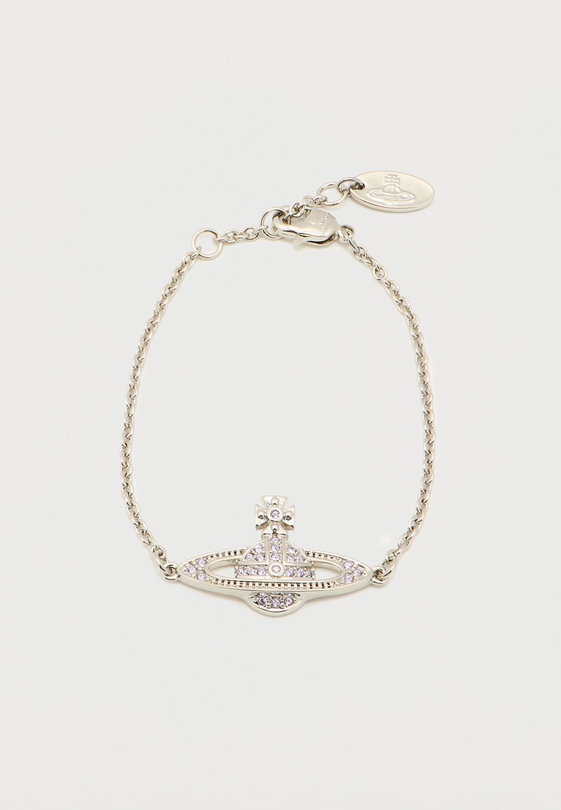 Ασημένιο βραχιόλι αλυσίδας με μενταγιόν σε σχήμα πλανήτη διακοσμημένο με μικρά λαμπερά κρύσταλλα και μικρή οβάλ ετικέτα προσαρτημένη.