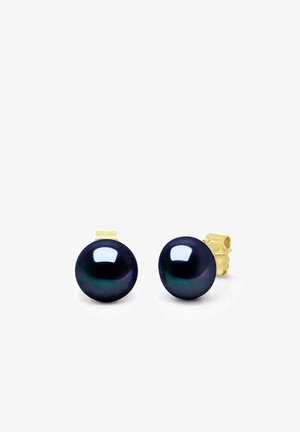 Paire de boucles d'oreilles clous en perles noires rondes avec fermoirs papillon en or sur fond blanc.