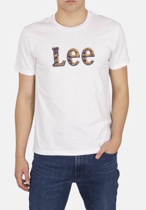 Wit katoenen T-shirt met korte mouwen, met het "Lee"-logo in een patroon van blauwe en gele letters op de borst.