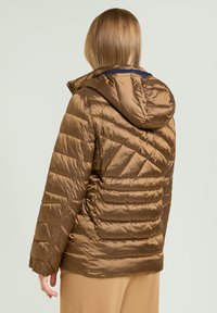 Brun isoleret jakke med hætte, der har vandret og diagonalt quiltet design, skinnende tekstur og elastiske manchetter.