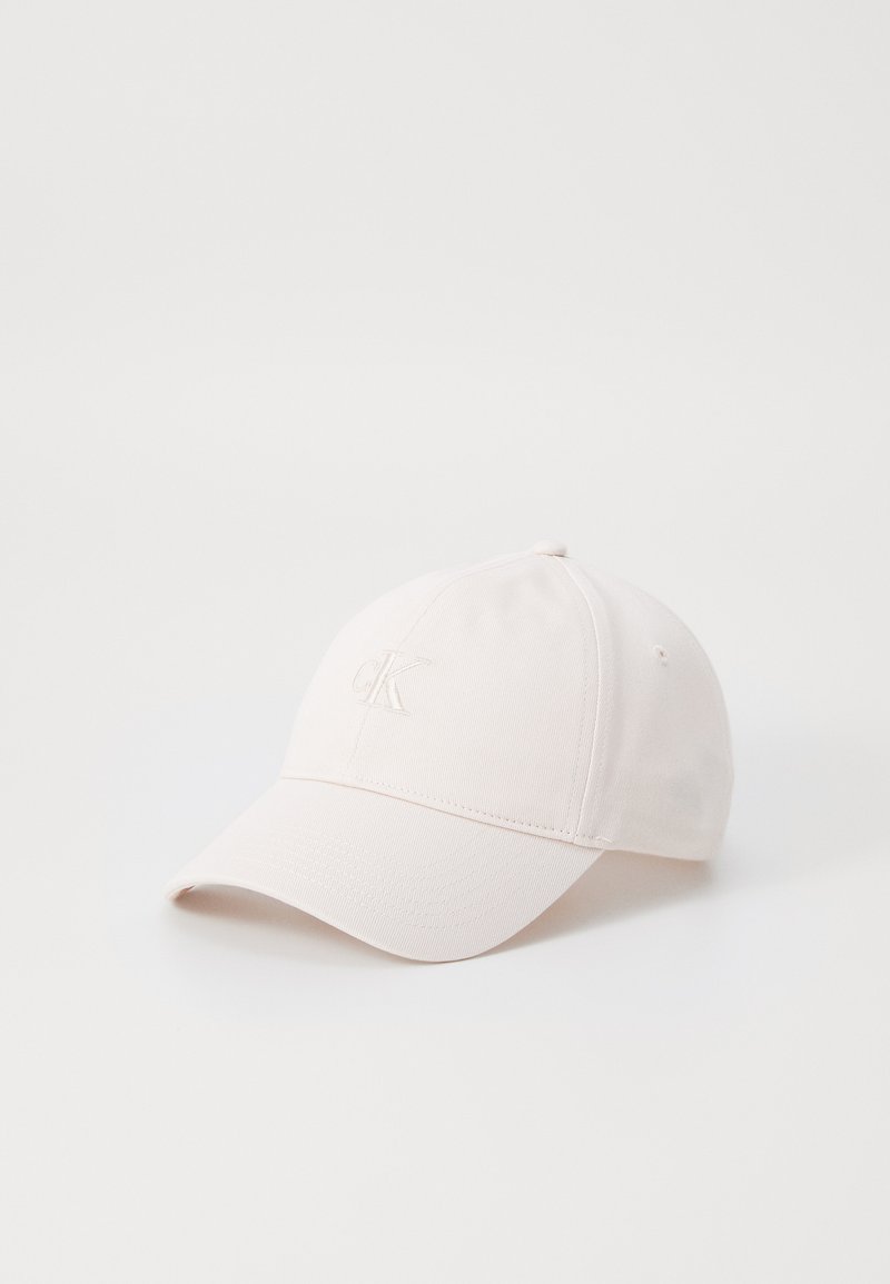 Boné de baseball rosa claro feito de tecido suave. Apresenta um logótipo bordado na frente, aba curvada e um design estruturado.