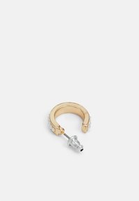 Gullring med gullfarge som har en sølvfeste, prydet med små hvite falske perler langs den ene kanten, med en glatt finish og sirkulært design.