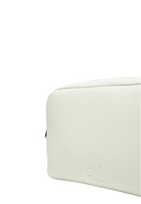 Borsa cosmetica in pelle bianca con una texture liscia, forma rettangolare e logo impresso sulla parte anteriore. Chiusura con zip sulla parte superiore.