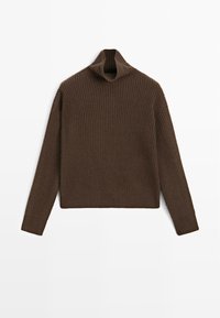 Maglione a collo alto in maglia a coste marrone con maniche lunghe posato su uno sfondo bianco.