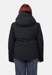 Giacca nera isolante con cappuccio, caratterizzata da un esterno liscio e una fodera morbida. Il design include un colletto alto e una vestibilità leggermente sagomata.