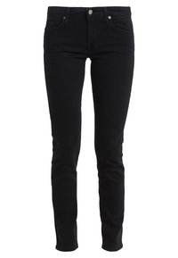 Jeans de mezclilla negra con un ajuste slim, que presentan una cintura de altura media, bolsillos frontales y herrajes plateados en el botón y los remaches. Textura suave.