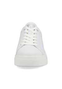 Baskets blanches avec un extérieur en cuir lisse, lacets plats, bout rond, semelle en caoutchouc texturé et un branding minimal sur la languette.