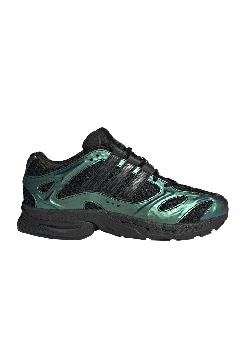 Sort mesh og metallisk grøn atletisk sneaker med tyk sort sål og tre sorte side-striber.