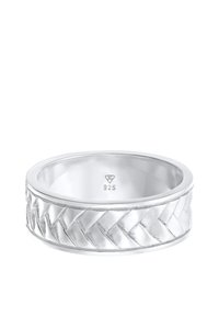 Silverring med ett flätat mönster, slät insida och märkt med "925" för äkthet av sterlingsilver.