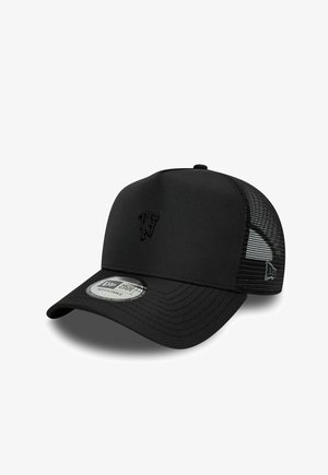 Czarna regulowana czapka typu trucker z siateczką, zakrzywionym daszkiem, subtelnym tłoczonym logo z przodu i naklejką marki New Era na daszku.