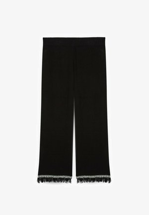 Schwarzweite Hosen mit einem strukturierten Saum, der Fransen und Silberfadenakzente aufweist. Hergestellt aus einem weichen, flexiblen Stoff.