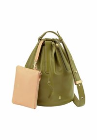 Borsa a secchio in pelle verde con chiusura a coulisse, dotata di una pochette beige con zip removibile e dettagli in metallo dorato.