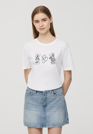 T-shirt bianco in cotone con disegni in linea neri di Topolino e Minnie, un cuore e il testo "Mickey & Minnie" sotto le grafiche.