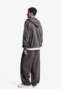 Bershka BALLOON - Spodnji deli trenirk - grey
