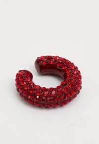 Rød harpiks ring med spiralform, pyntet med store røde rhinesten, der dækker overfladen og skaber en struktureret, glitrende effekt.