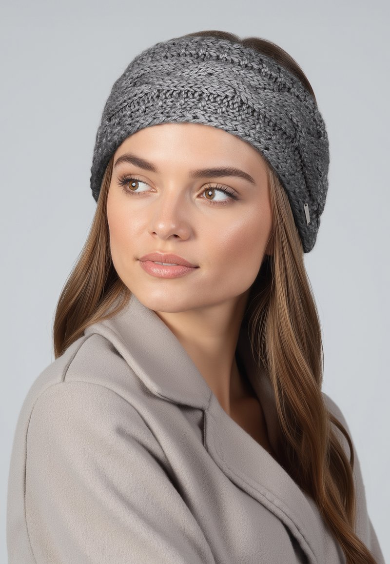 Graues gestricktes Stirnband mit geflochtener Struktur, in breitem Banddesign. Glatte Oberfläche, sauber verarbeitet, mit dezentem Glanz.