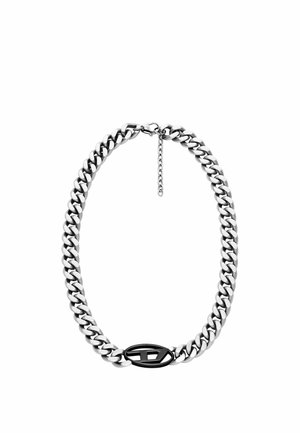 Collar de cadena de plata con eslabones sobredimensionados, un elegante acento negro y un cierre seguro con una cadena de extensión ajustable.