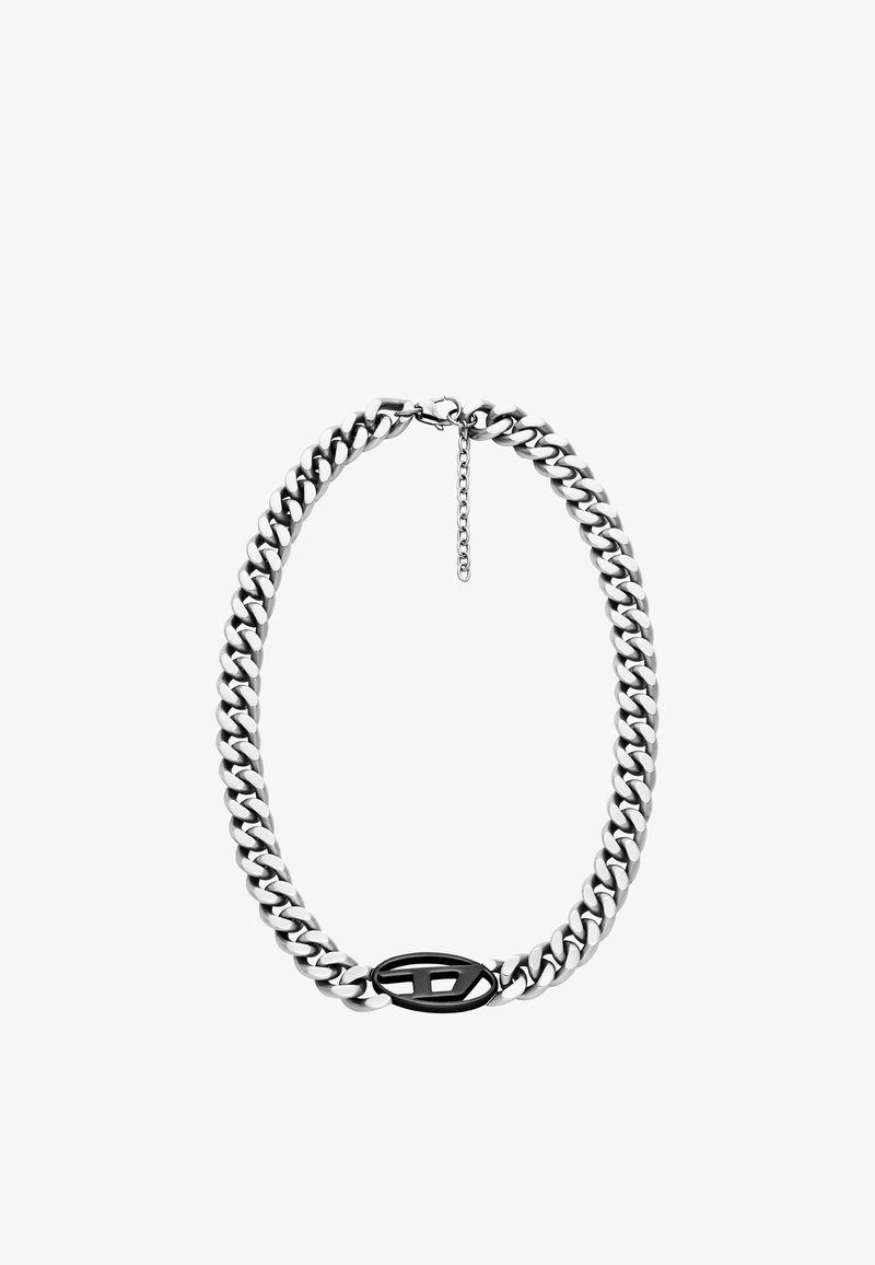 Collier en chaîne argentée avec de grands maillons, un accent noir élégant et un fermoir sécurisé avec une chaîne d'extension réglable.