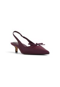 Burgundy slingback-korkokengät, joissa on terävä kärki ja koristeellinen sulka edessä, varustettu kohtuullisella kitten-kannalla ja sileällä pinnalla.