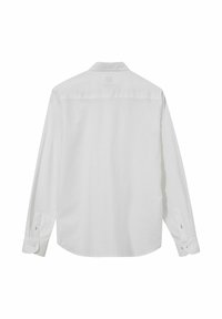 Camisa blanca de manga larga con cuello estándar, dobladillo recto, puños abotonados y una textura suave. Sin patrones ni logos visibles.