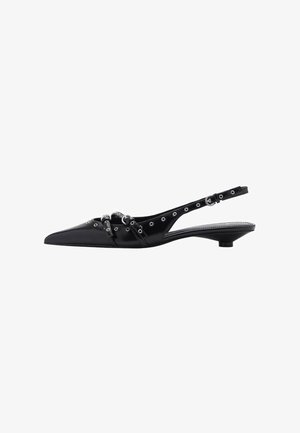 Černé lakované slingback boty s špičatou špičkou, kotníkovými pásky s realizací ze stříbrného kovu a očky, nízký blokový podpatek.